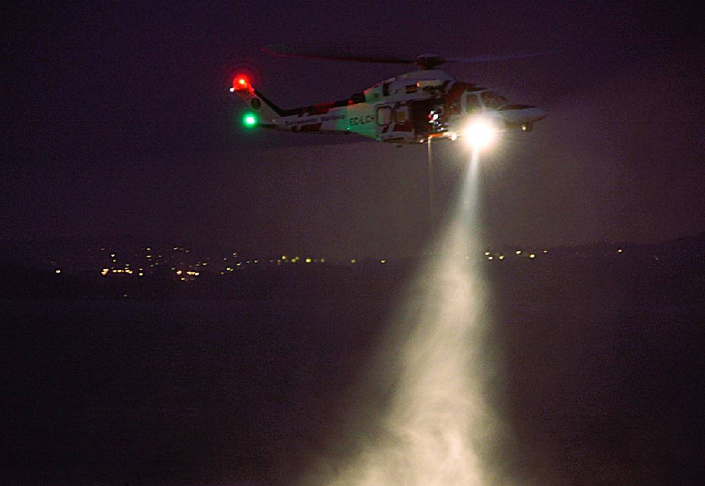 OLBRZYMIA FALA PORWAŁA TURYSTĘ