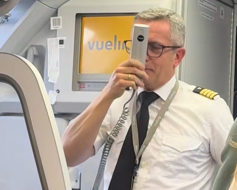 PILOT SAMOLOTU STAŁ SIĘ VIRALOWYM BOHATEREM (VIDEO)