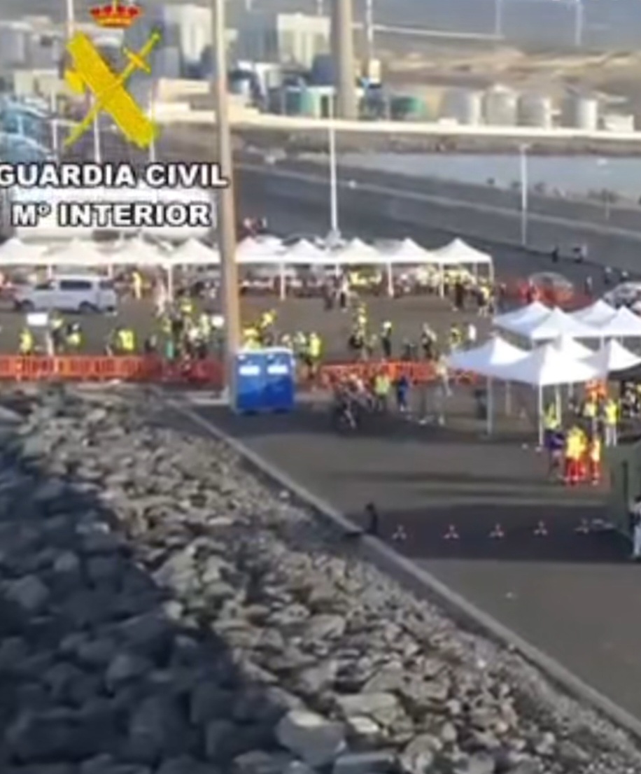 EWAKUACJA PASAŻERÓW ZE STATKU Z HANTAWIRUSEM (VIDEO)