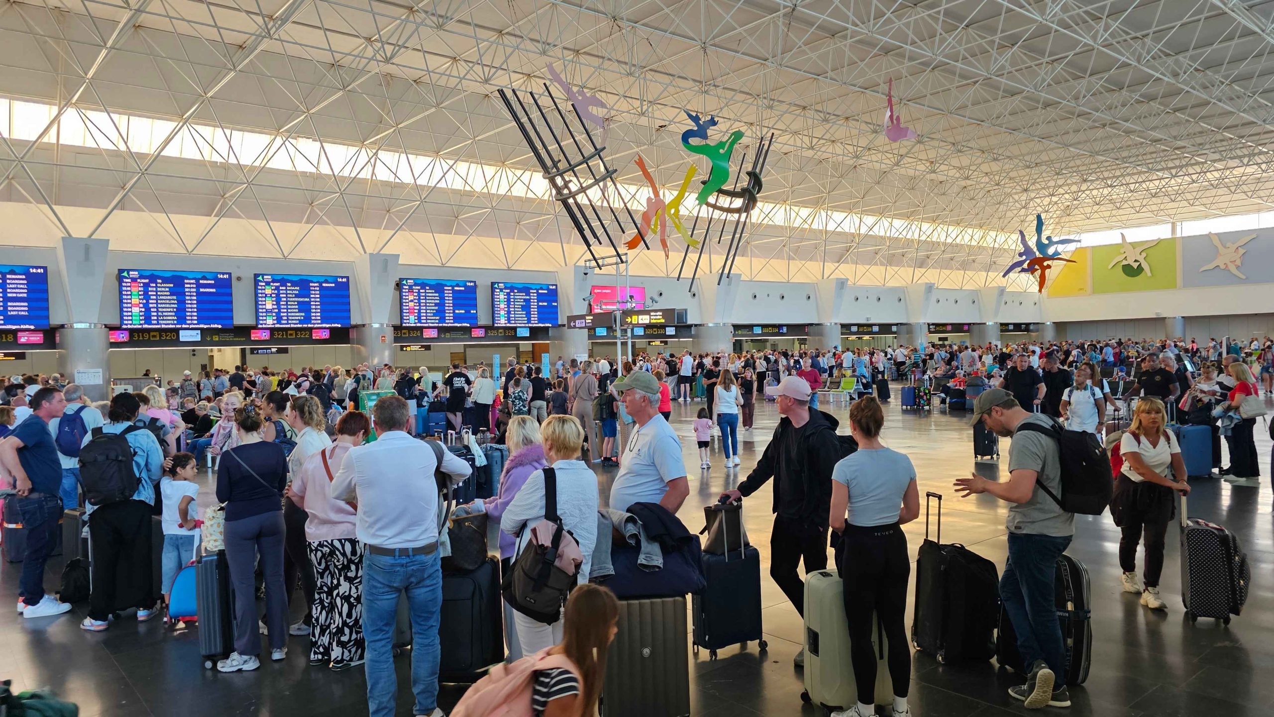 PASAŻEROWIE UTKNĘLI NA LOTNISKU