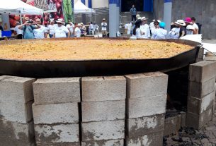 GIGANTYCZNA PAELLA STAŁA SIĘ TURYSTYCZNĄ ATRAKCJĄ (VIDEO)