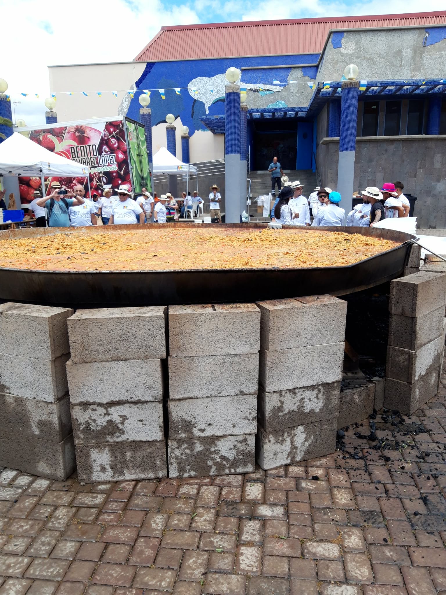 GIGANTYCZNA PAELLA STAŁA SIĘ TURYSTYCZNĄ ATRAKCJĄ (VIDEO)