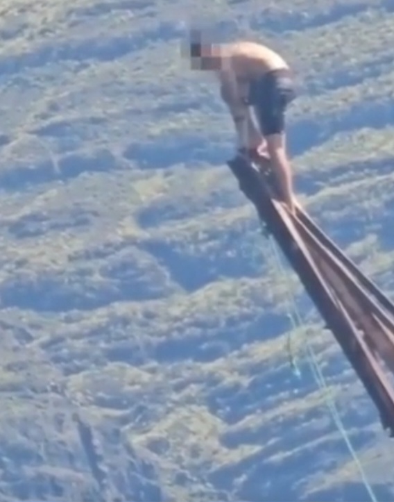 NIEBEZPIECZNE SKOKI DO OCEANU (VIDEO)